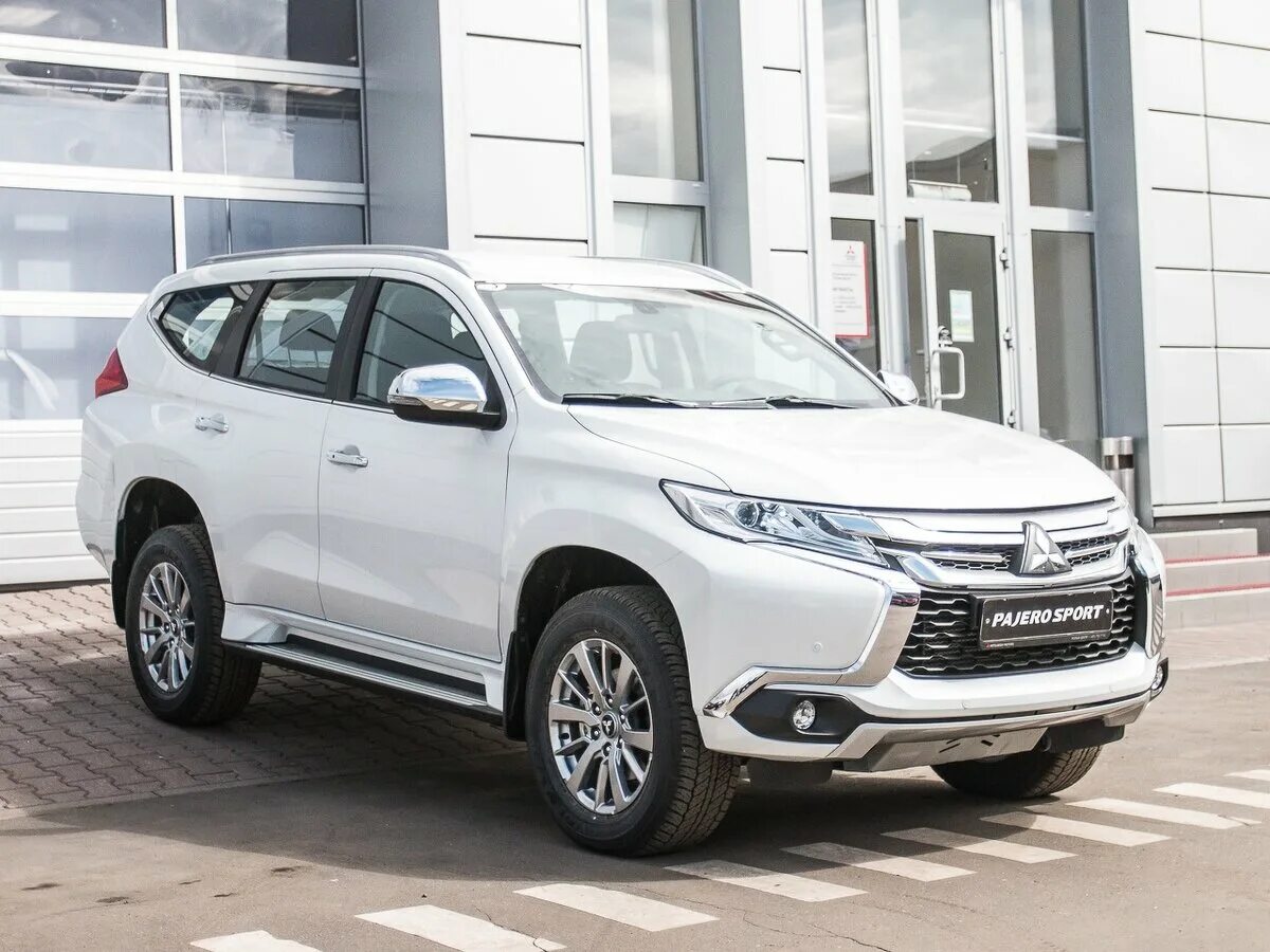 Pajero sport цена. Mitsubishi Pajero Sport 2018 белый. Mitsubishi Pajero Sport 2019 белый. Mitsubishi Pajero Sport III 2017. Митсубиси Паджеро спорт 3 белый.