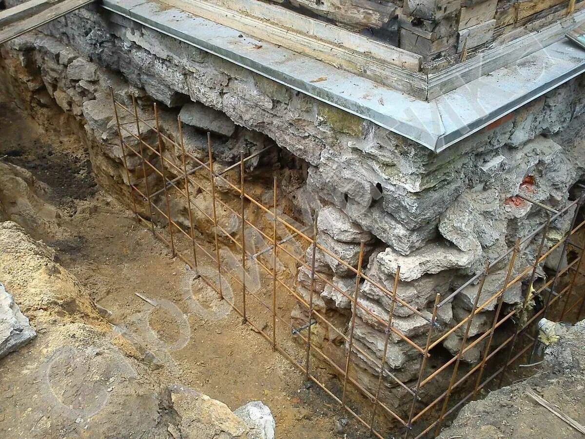 Усиление ленточного фундамента. Усиление цоколя фундамента. Восстанавливаем цоколь. Усиление фундамента. Разрушение фундамента от влаги.