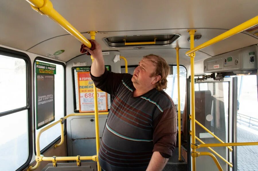 Сайт барнаула автобусов. Барнаульский автобус. Поручни в автобусе. Общественный транспорт Барнаул. Звонок в автобусе.