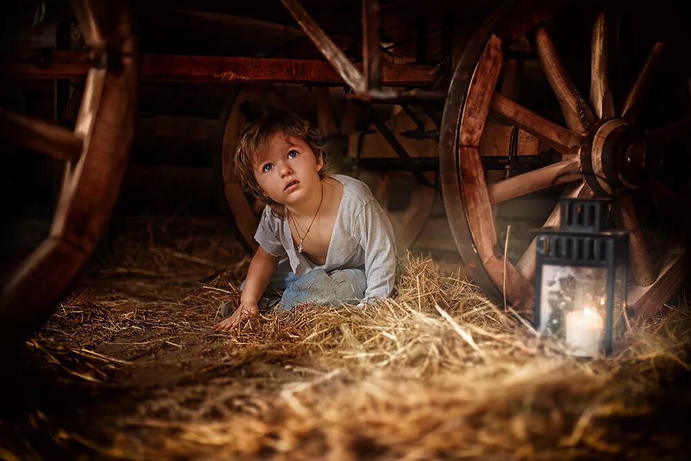 Фотосессия в сарае. Сено в сарае. Дети на сеновале. Мальчик на сеновале. На сене сидит