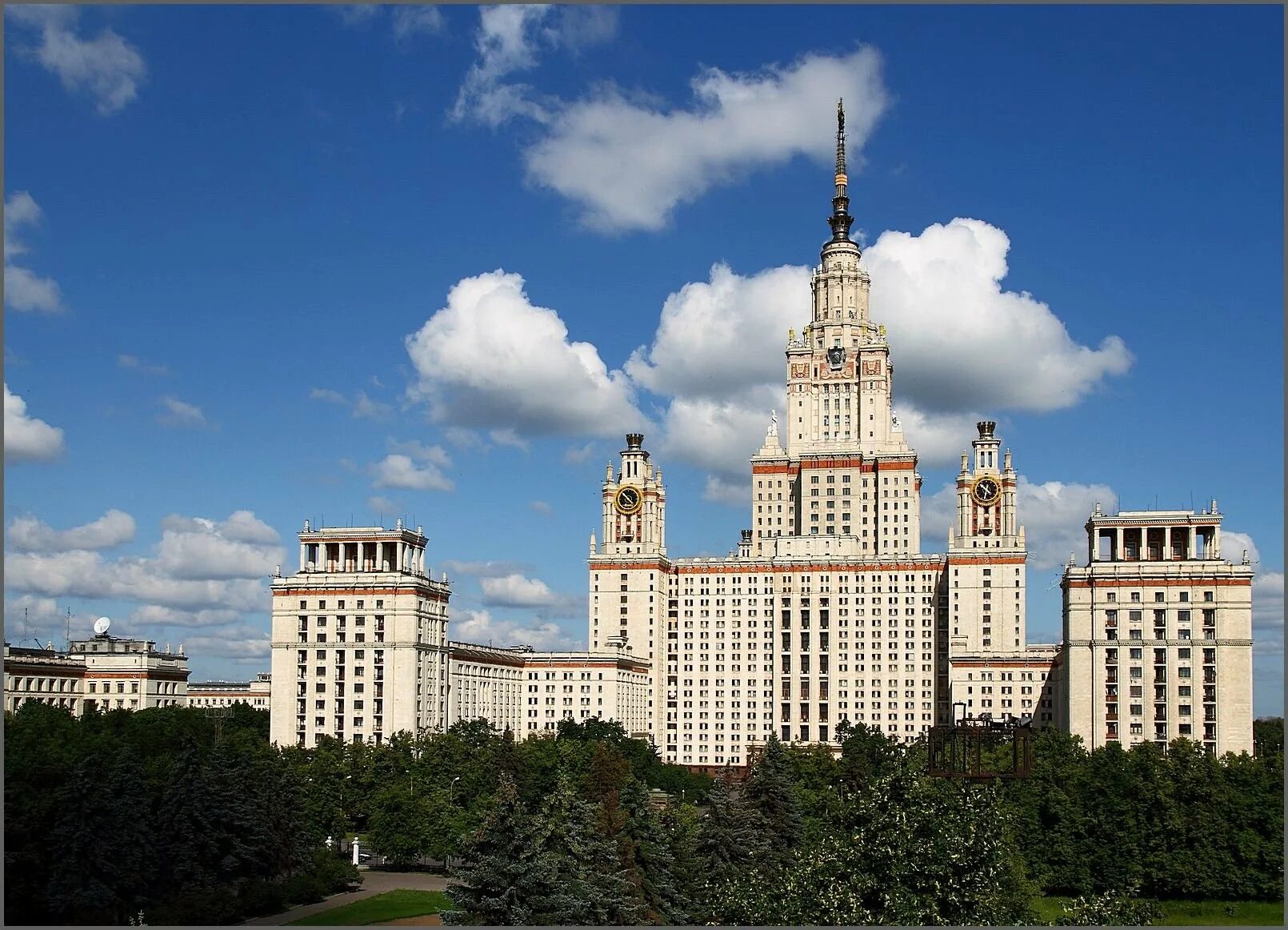 Мгу корп в. Сталинские высотки МГУ. Сталинская архитектура МГУ. Высотка МГУ на Воробьевых горах. Здание МГУ на Воробьевых горах.