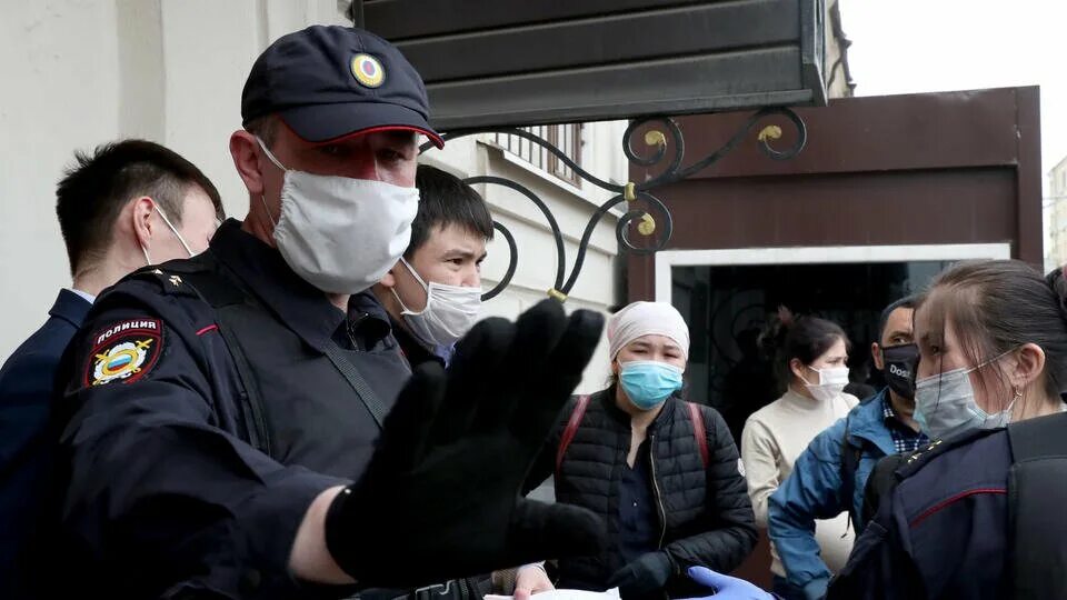 Полиция и иностранные граждане. Образ мигранта. Девушка гастарбайтер. Эволюция графических стилей стивен хеллер и сеймур чваст. Бедная россия.