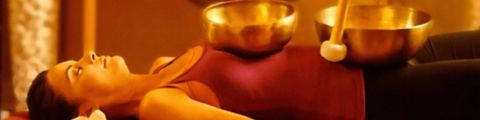 Вибромассаж тибетскими чашами. Вибрационный массаж тибетскими чашами. Поющие чаши. Звукотерапия. Тибетские Поющие чаши массаж.