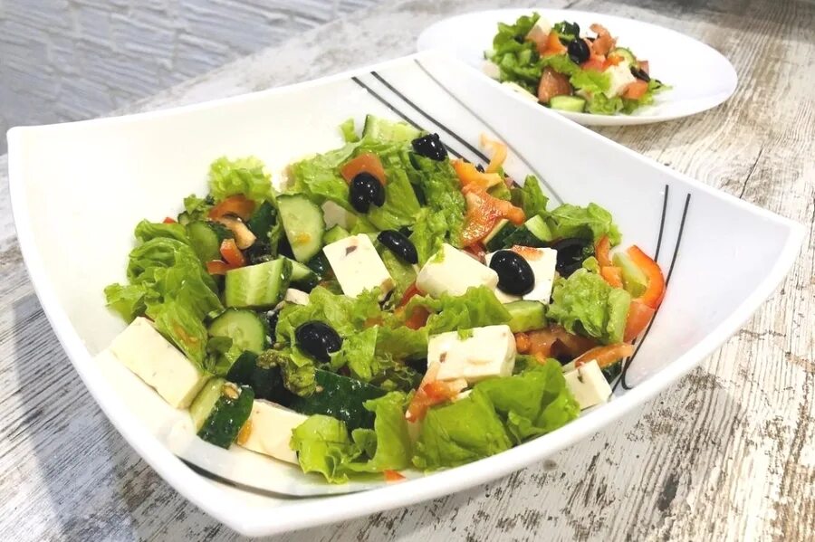 зеленый греческий салат. зеленый греческий салат. греческий салат с листьями салата. зеленый греческий салат. салат с авокадо и оливками.