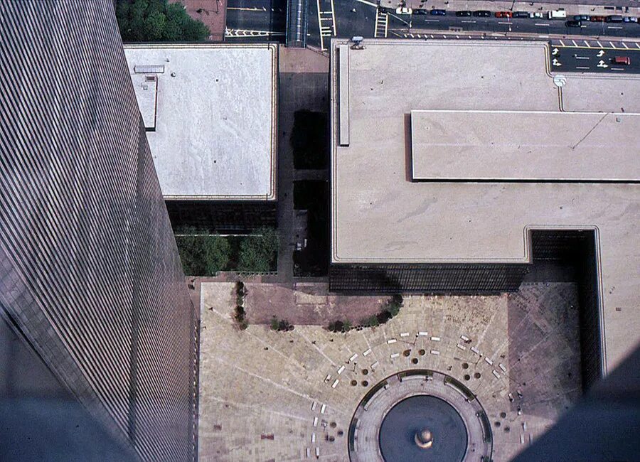 Wtc plaza sphere. World trade center plaza. World trade center plaza. Минору ямасаки архитектура. Всемирный торговый центр 1973.