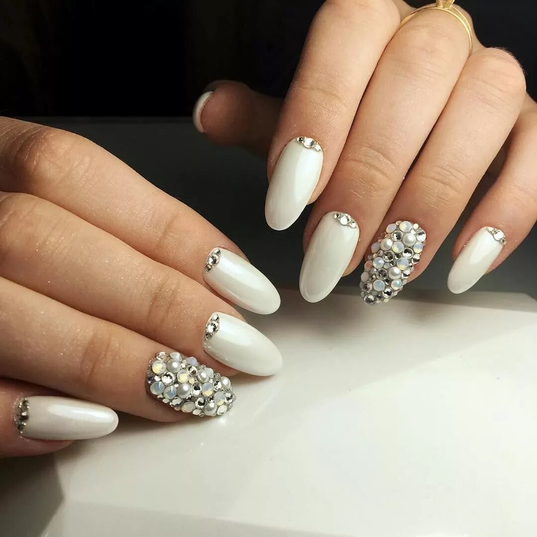 Белый маникюр со стразами. Белый дизайн со стразами. Белый маникюр со стразами. Белый дизайн со стразами. Ногти белые с камнями.
