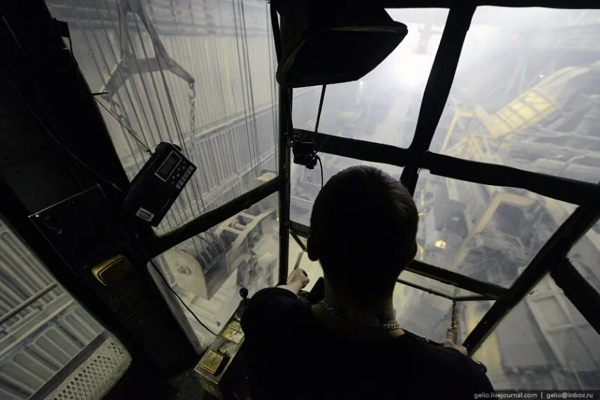 Профессия машинист крана крановщик мостового крана. Профессия машинист крана крановщик мостового. Профессия машинист крана крановщик мостового. Машинист мостового башенного. Машинист мостового башенного.