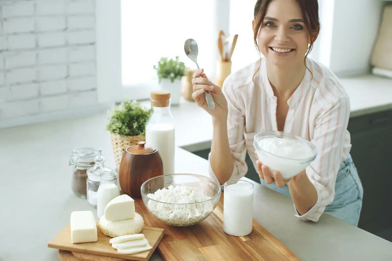 творог. творог. человек ест творог. творог в индии. девушка ест творог.