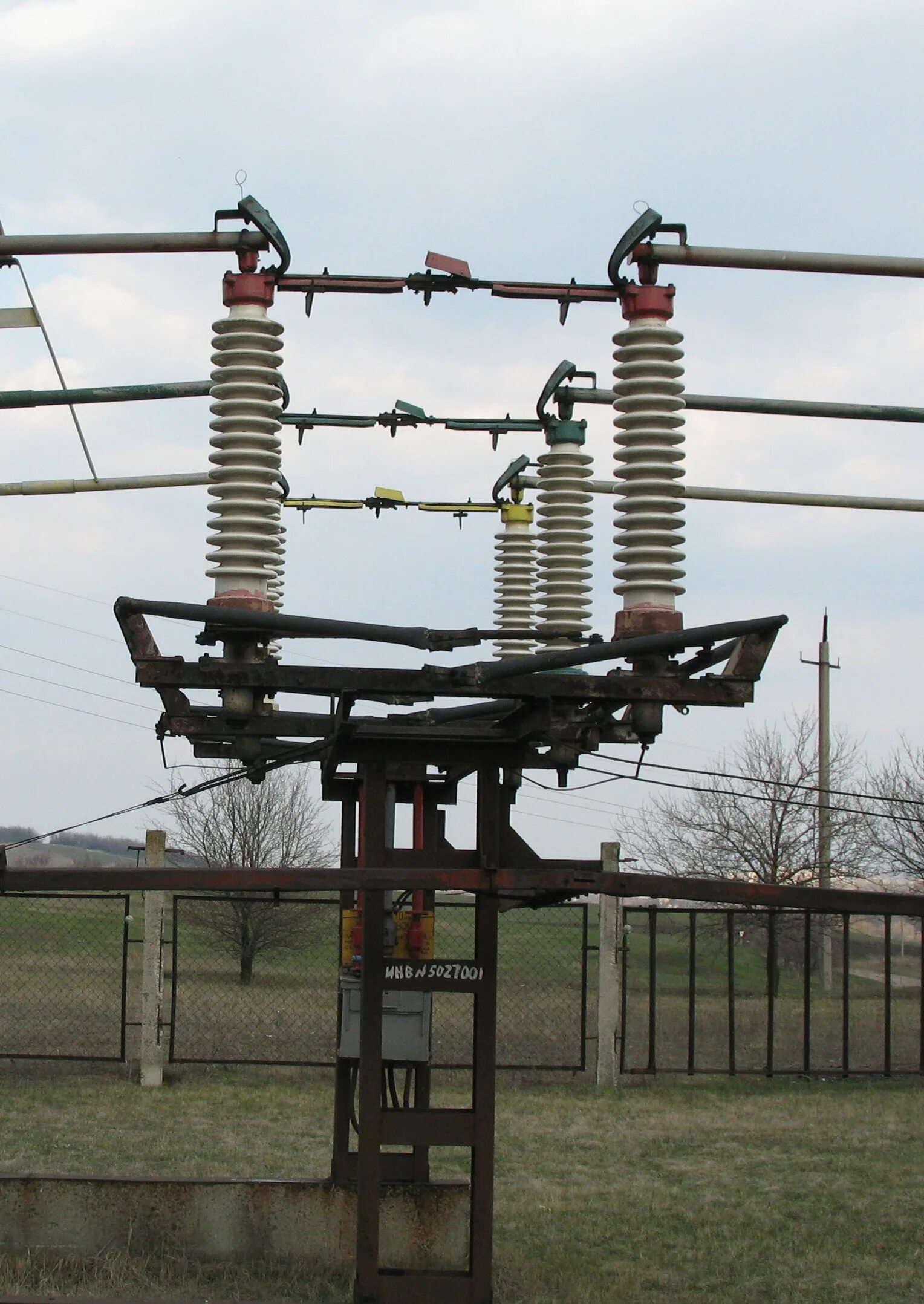 Разъединитель 6 кв рвфз. Разъединитель высоковольтный 10 кв. Отделитель 110 кв привод отделителя. Разъединитель рг-110. Рвф-10/400.