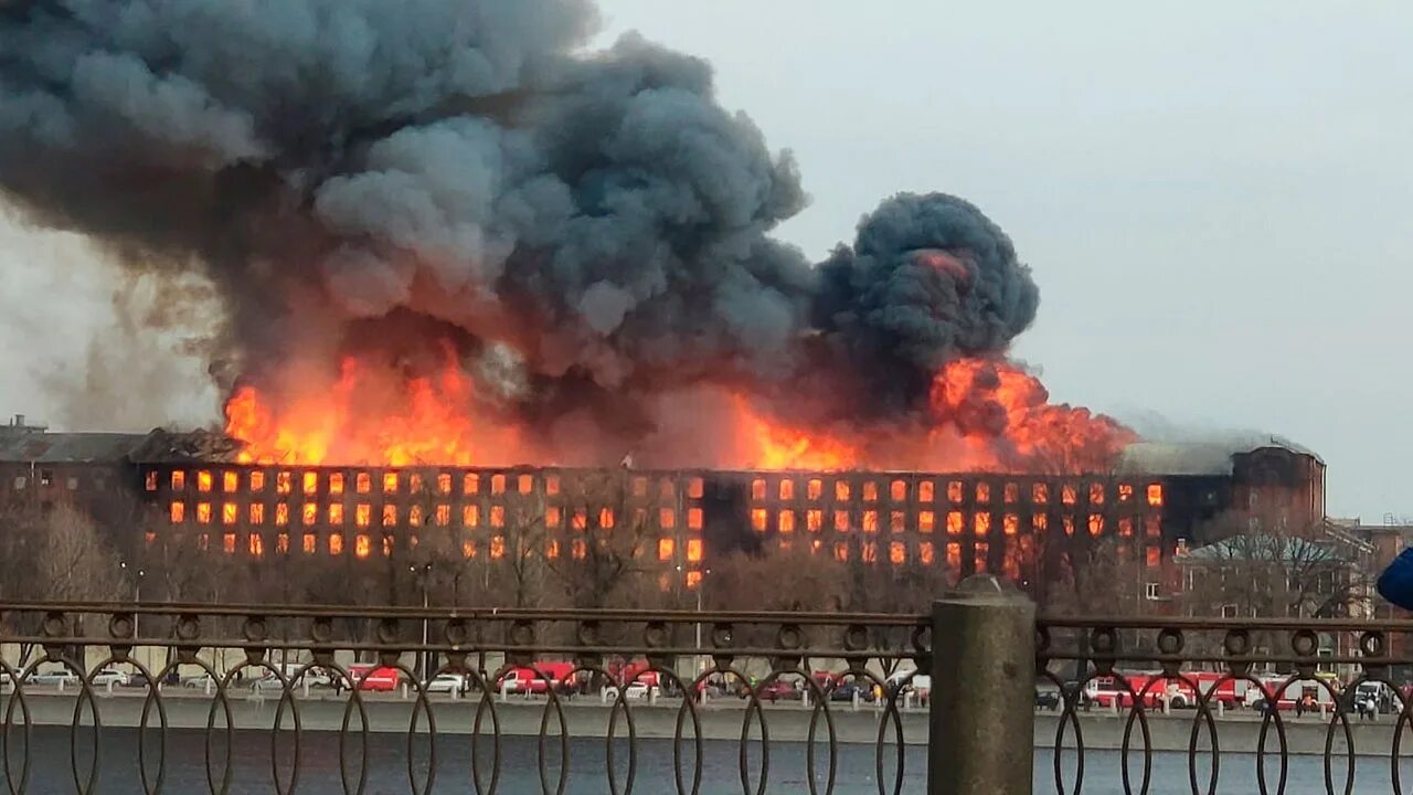 Пожар на невской мануфактуре. Пожар в санкт-петербурге на аэродромной 31 декабря 2021 пострадавшие. В питере горит фабрика невская мануфактура. Новости спб сегодня последние пожар. Пожар в санкт-петербурге сейчас.