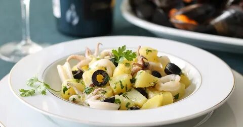 Салат с кальмарами и картошкой и яйцами