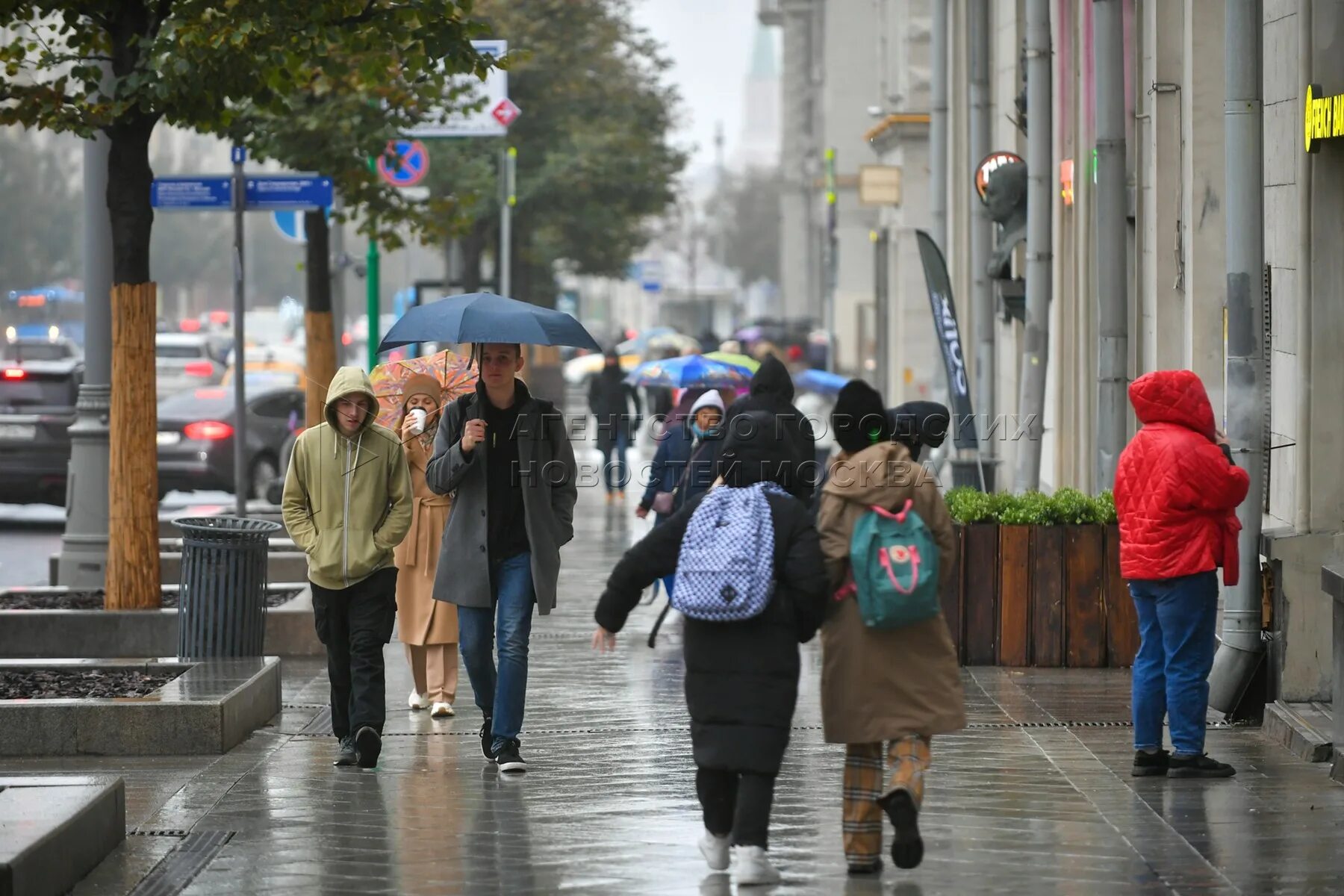 Жители Москвы. Дождливый день. Небольшой дождь. Дождь в городе.