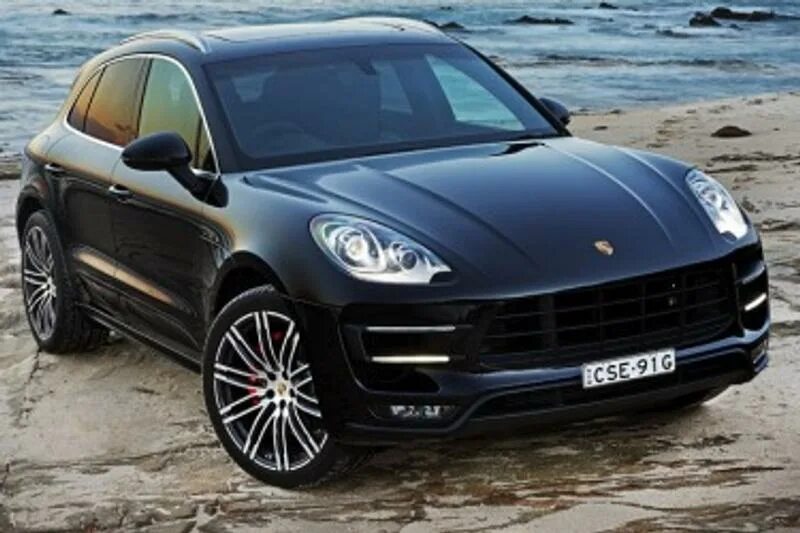 Amore 2 macan. Porsche Macan 2021 черный. Porsche Macan зеленый. Порше Макан синий крыша чёрная. Porsche Macan около коттеджа вертикальное фото.