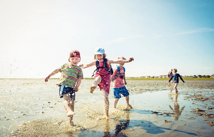 At the Seaside с картинками. Go to the Seaside. Children by the Sea. Friends at Seaside.