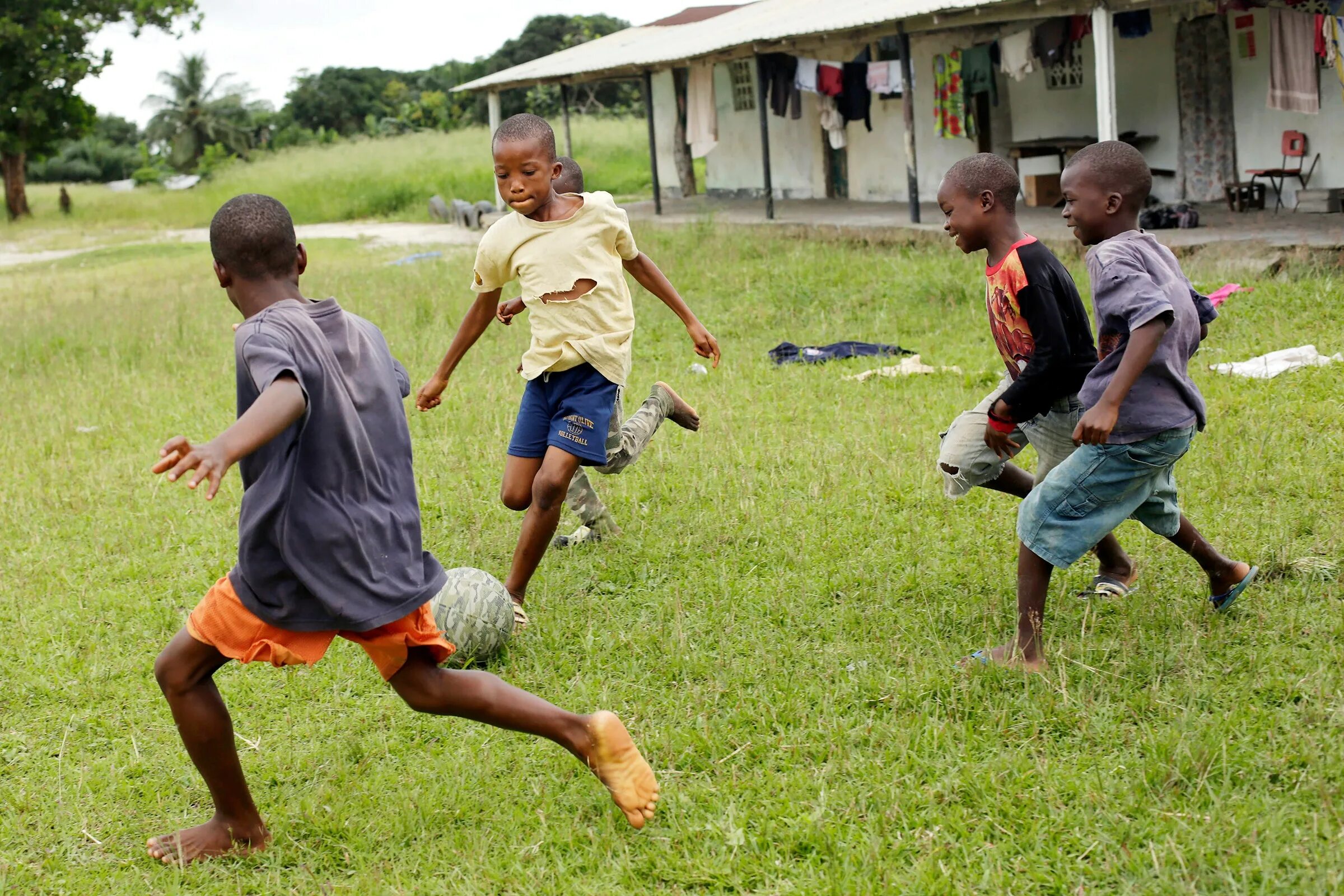 Children like to take. Либерийские дети рисоводов в школе. Дети играющие в Лимбо. African American children playing.