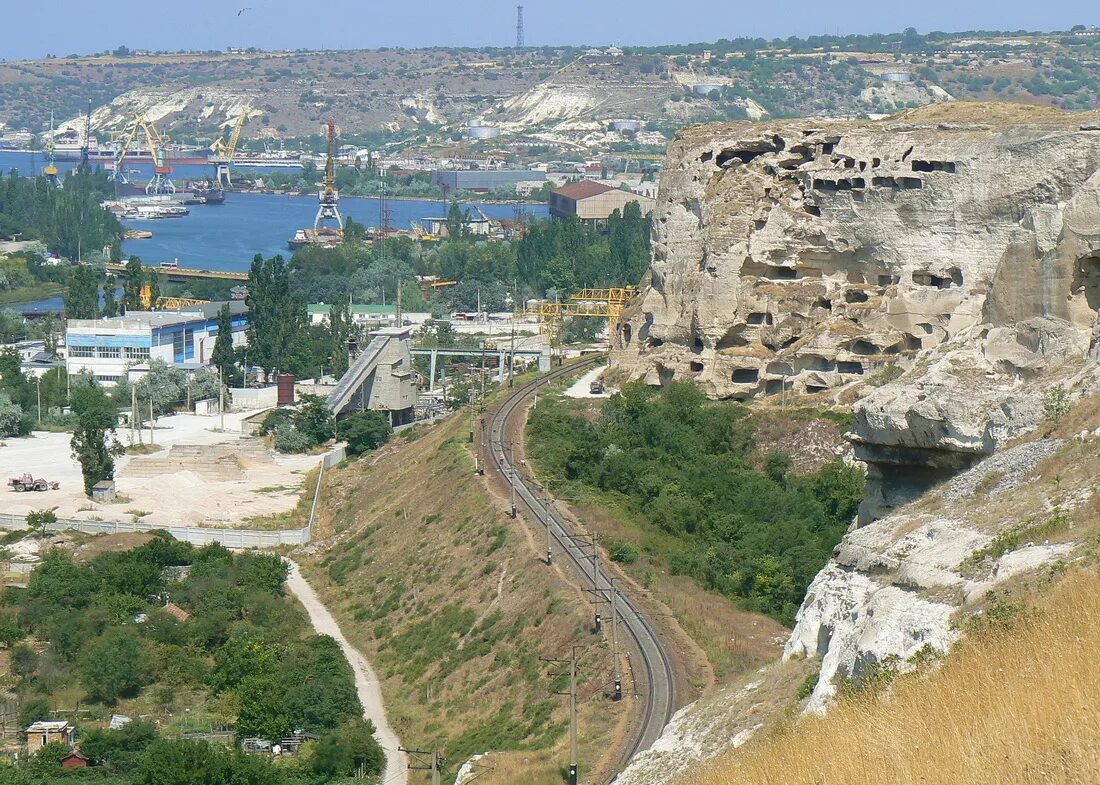 Инкерман 1. Мекензиевы горы Севастополь. Гора Инкерман в Севастополе. Мекензиевы горы Крым. Мекензиевы горы Севастополь лес.