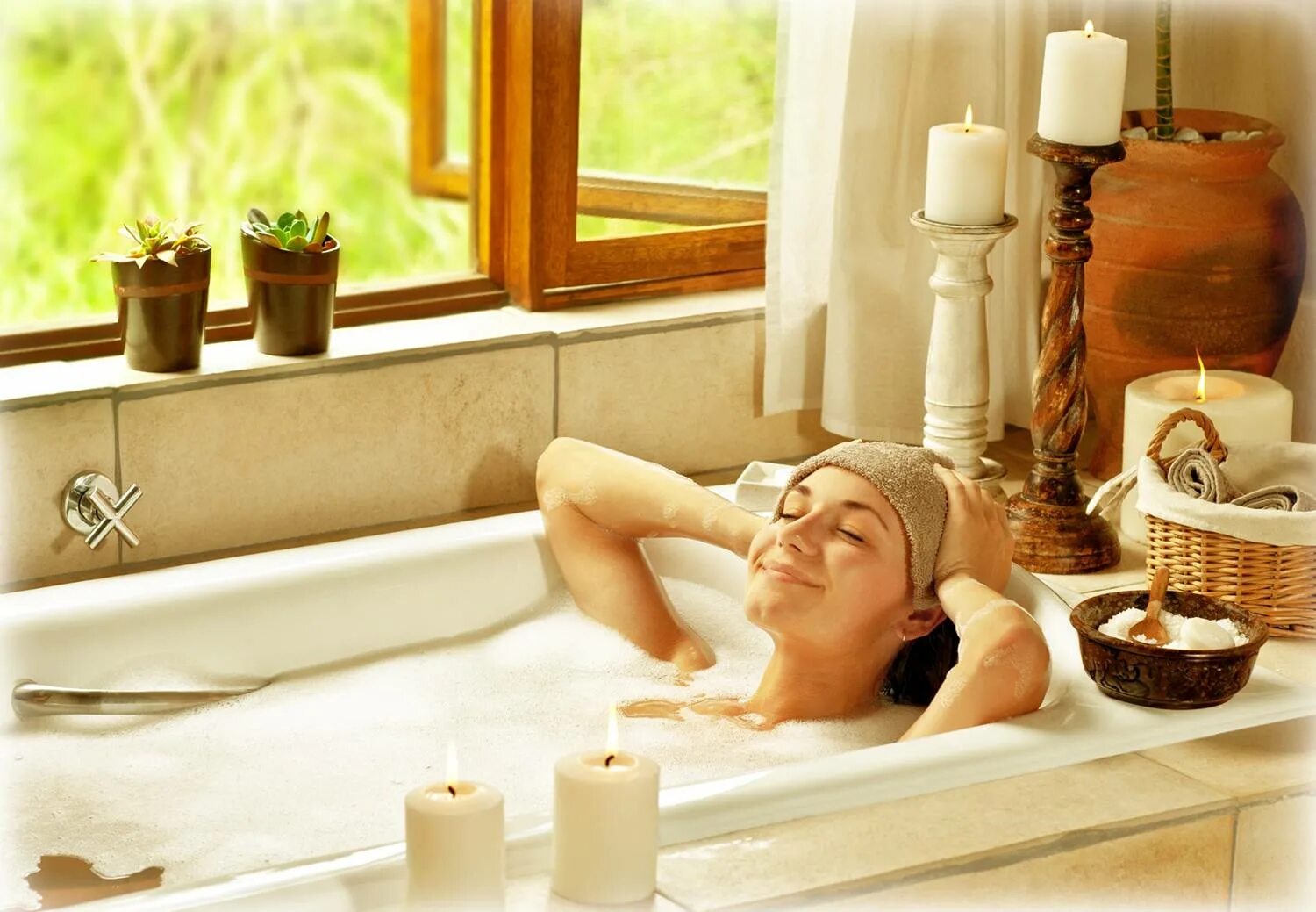 Spa в ванной. Женщина с мочалкой. Ухоженное тело. Девушка в полотенце ноги. Спа маска для волос.