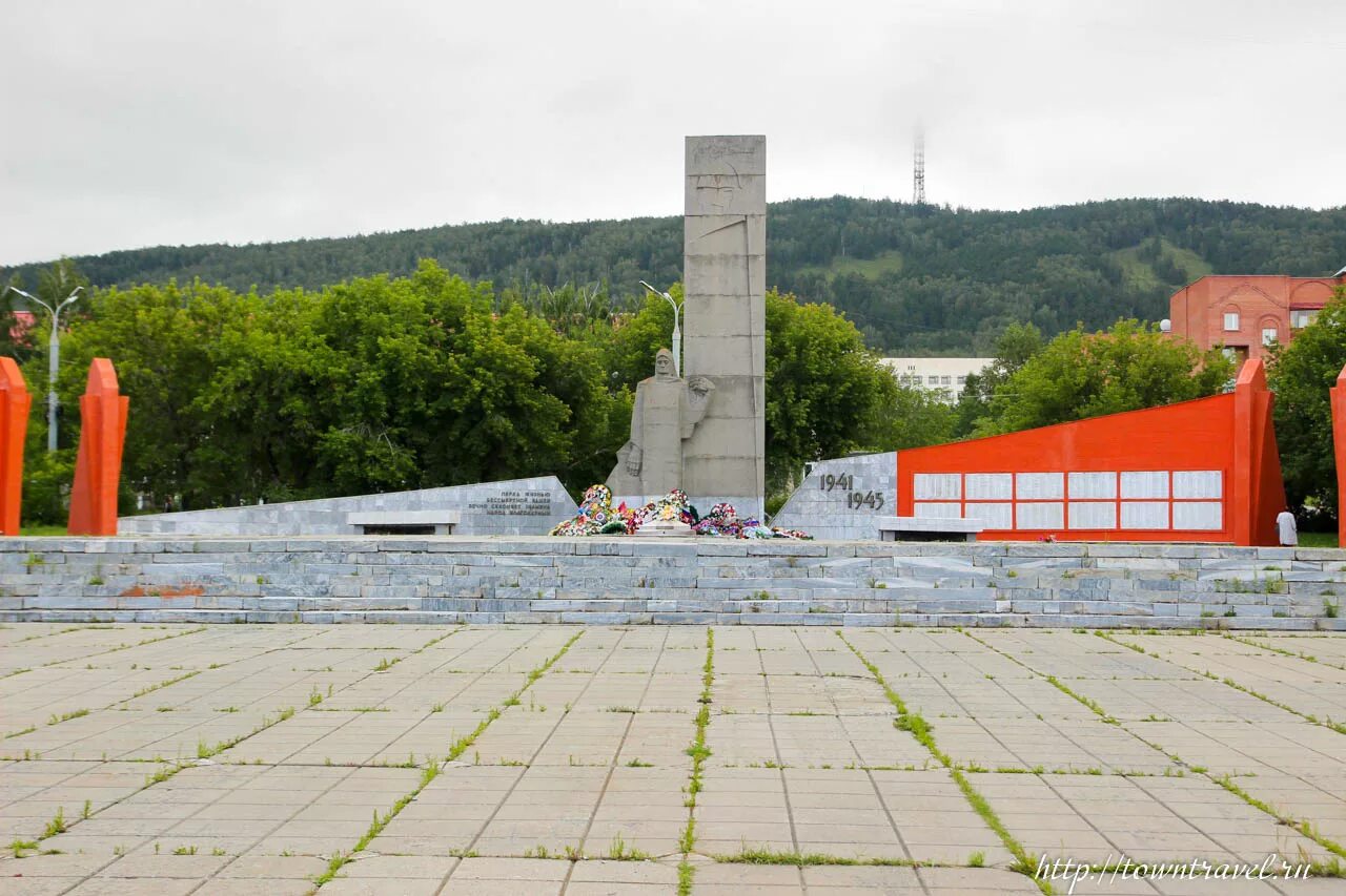 Память города миасса. Миасс монумент Скорбящей матери. Памятник Скорбящей матери Миасс. Миасс Мем. Город Миасс памятник Скорбящей матери.