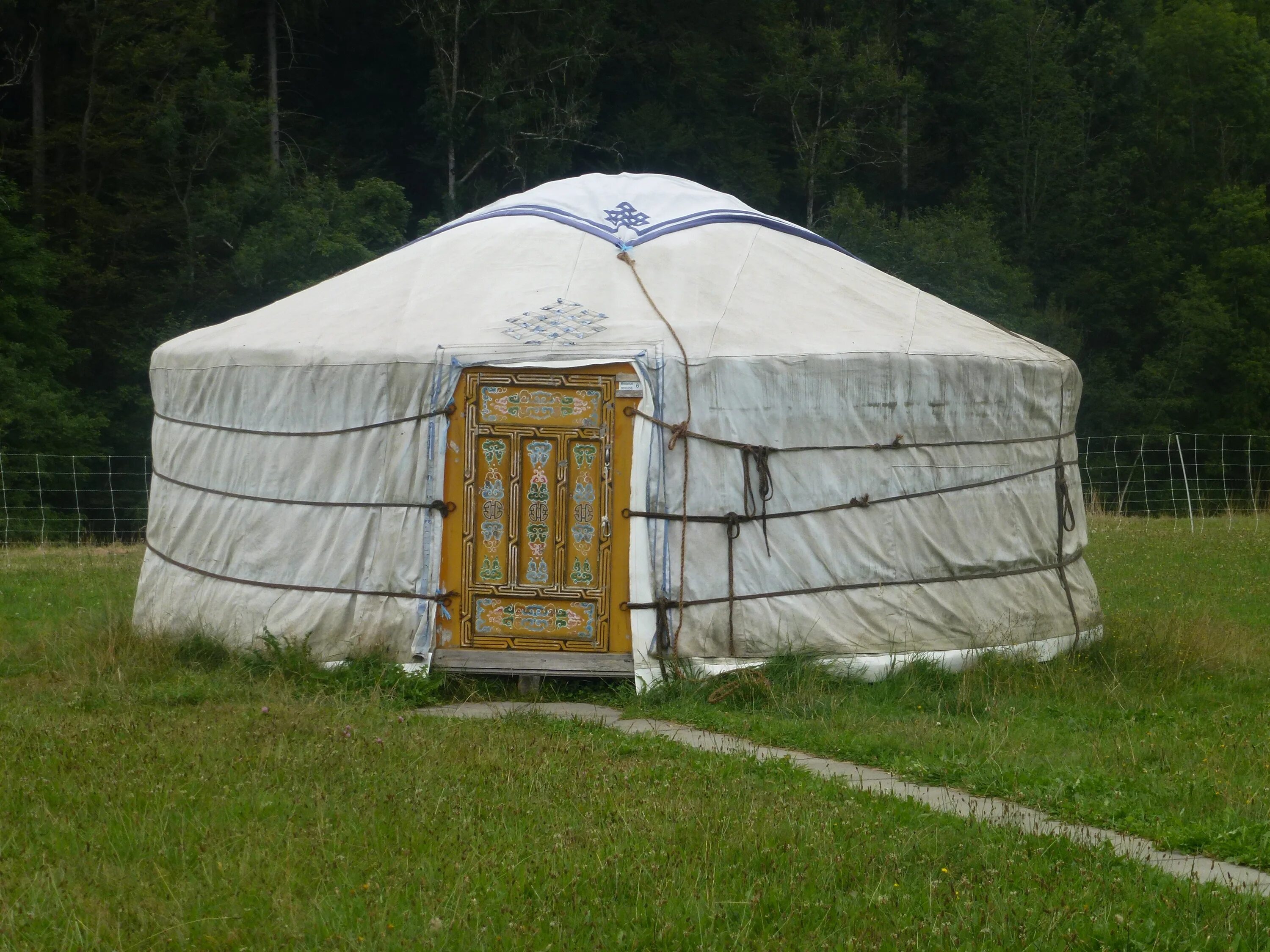 В 3 палатках жили. Юрта монголо татар. Монголия кочевники юрта. Юрты в степи. Монголия Юрты.