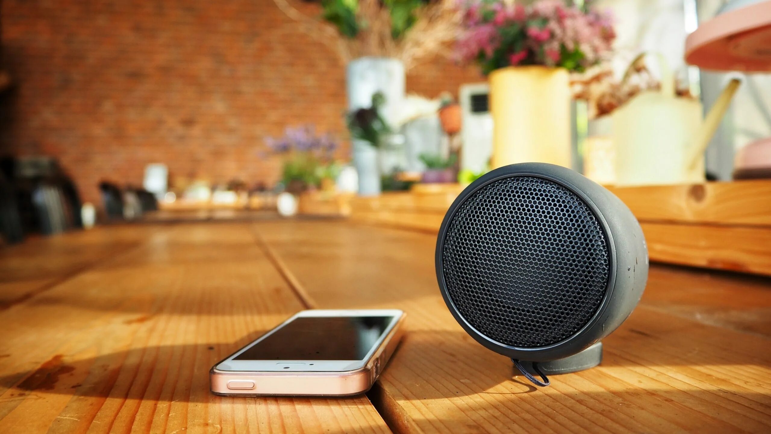 Самая лучшая умная колонка 2025. Best bluetooth wireless speaker for 2025. умная колонка. портативная колонка в интерьере. колонка для смартфона.