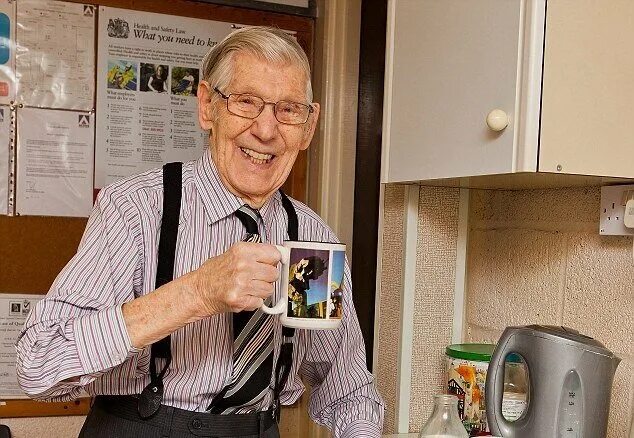 Пожилая женщина. Пенсия для женщин. Женщина на работе. Работа после 55 лет вакансии. Жизнь женщины после 55 лет.