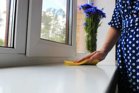 Желтое пятно на пластиковом подоконнике