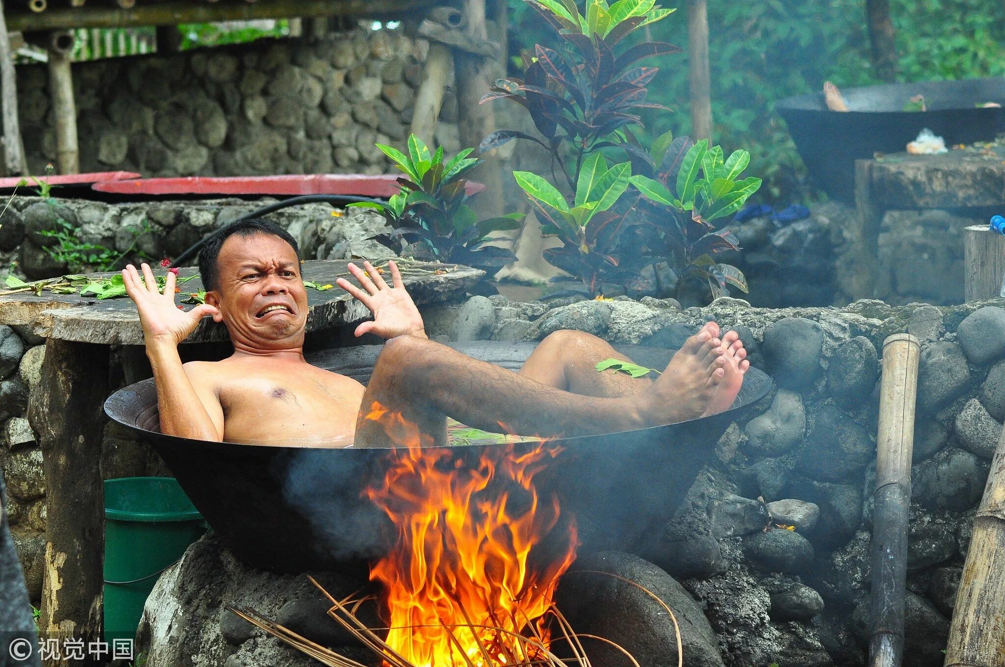 Биг Пан. Water Bath in Cooking. The man with boils. Big pan