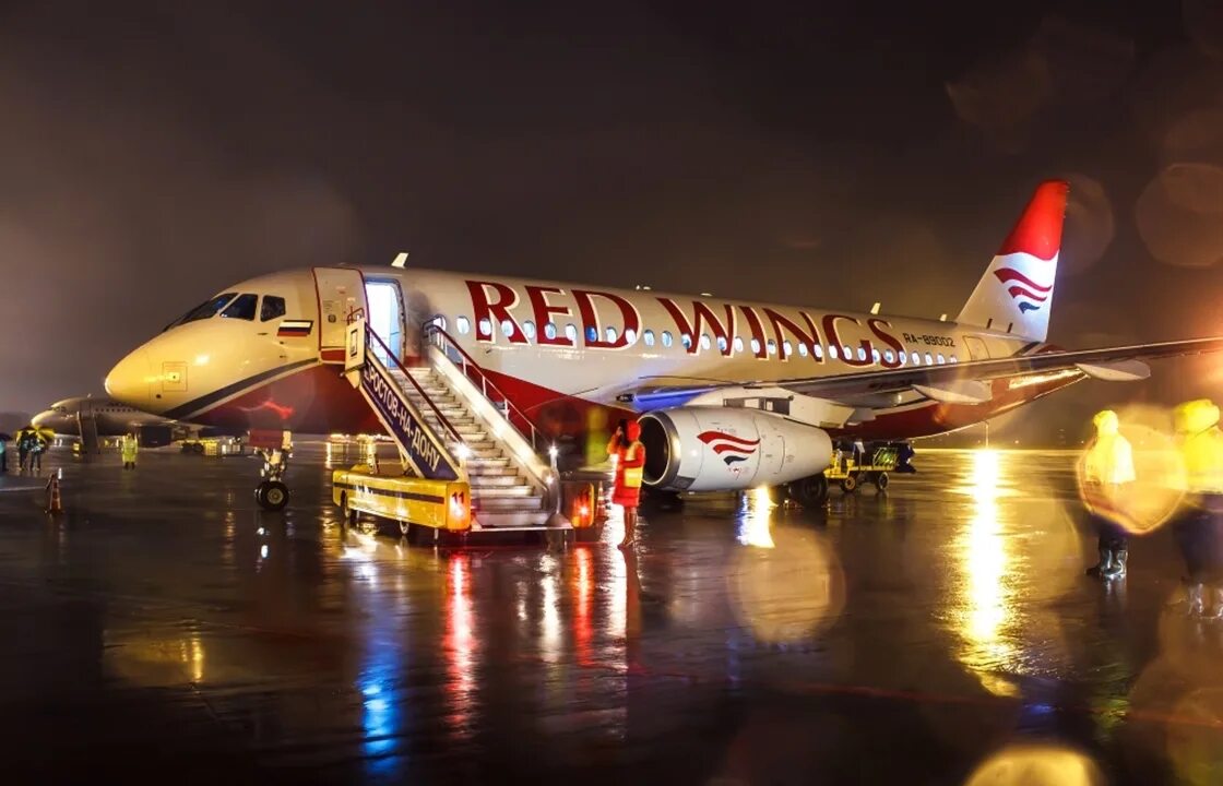 Полет на самолете ростов. Red Wings самолеты. Авиакомпания ред Вингс аэропорт Домодедово. Ред Вингс Москва Ереван. Москва с самолета.