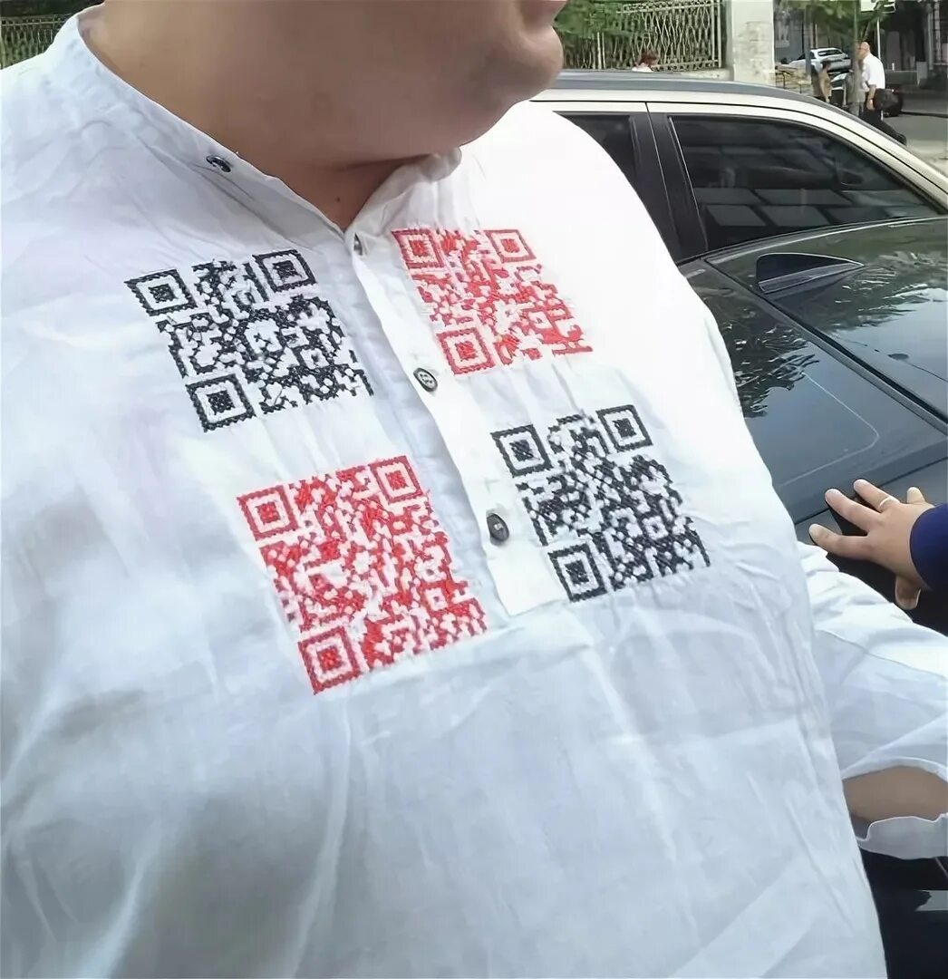 Qr код одежды. QR код вышивка. QR код на одежде. Вышивка QR кода крестиком. Вышивка кода на одежде.