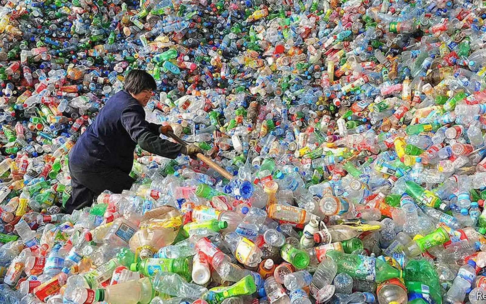 Пластиковых отходов. Пластиковые отходы. Город в пластиковом мусоре.
