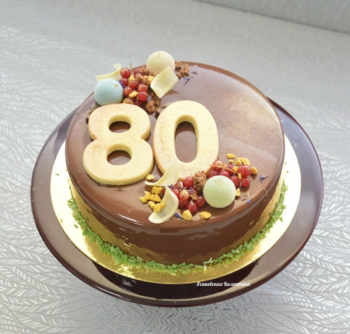 Торт на день рождения 60 лет. Торт на юбилей 80 лет. Украшение торта на 70 лет. Торт на юбилей 80 лет женщине. Украшение торта для мужчины 60 лет.