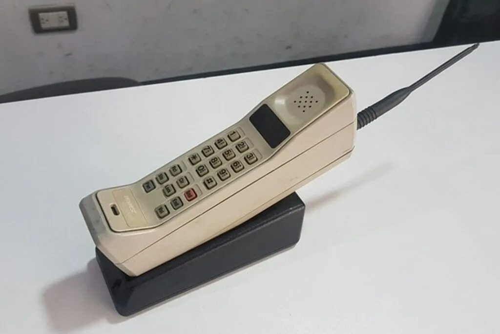 Когда был выпущен телефон. Motorola DYNATAC 8000x. Motorola DYNATAC 8000x 1983. Первый мобильный телефон: Motorola DYNATAC 8000x. Моторола 8000x.