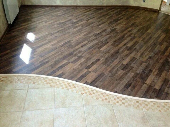 Плитка и ламинат разного уровня. Плитка и ламинат разного уровня. Стык плитки и ламината в прихожей. Гибкий порожек для ламината и плитки. Соединение плитки и паркета.