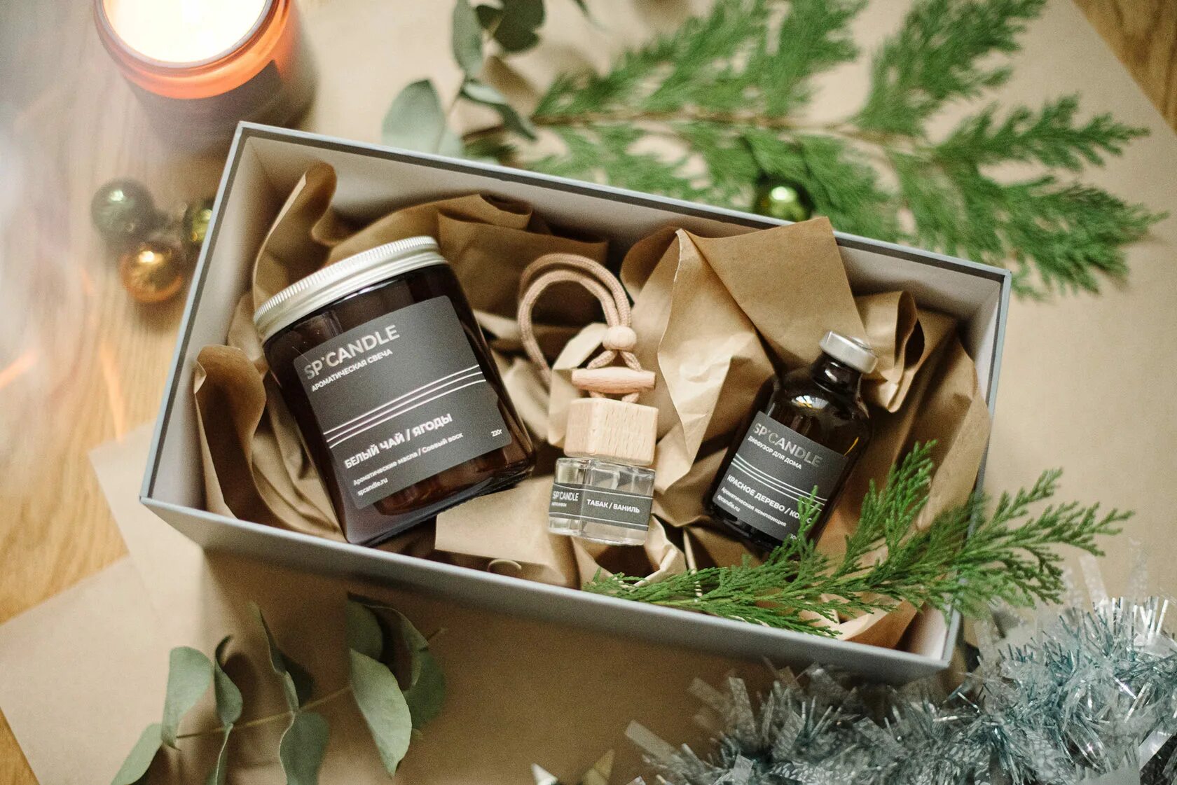 Свечка новогодняя подарочная. Арома набор подарочный. Подарочный набор со свечой. Корпоративные подарки с медом. Подарочный набор аромасвечей.