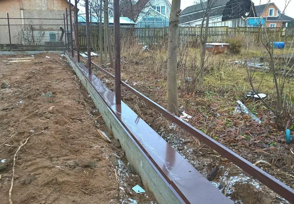 Забор тисэ. Свайно-ростверковый фундамент под забор. Фундамент для забора. Бетонный фундамент для забора. Ленточный фундамент под забор из профлиста технология.
