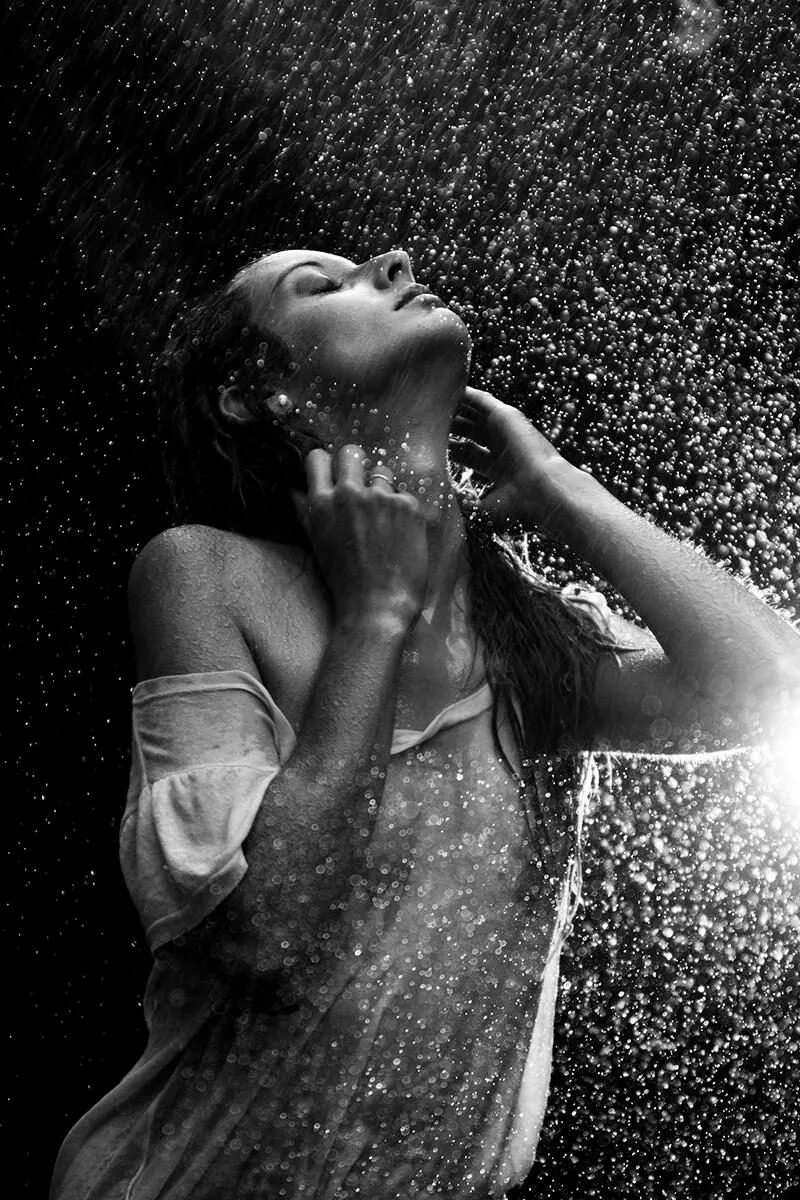 Девушки в мокрой одежде. В душе в мокрой одежде. Моника белуччи в мокрой майке. В душе в мокрой одежде. Девушки в мокрых джинсах.