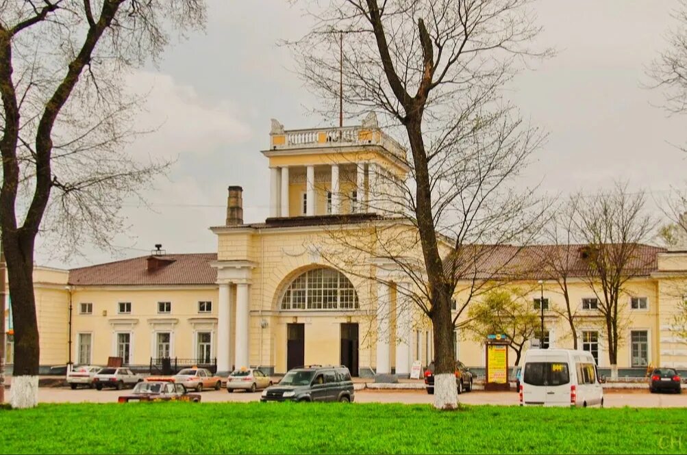 Город луги где. Город Луга вокзал. Город Луга Ленинградской области. Станция Луга Ленинградской области. ЖД вокзал Луга.