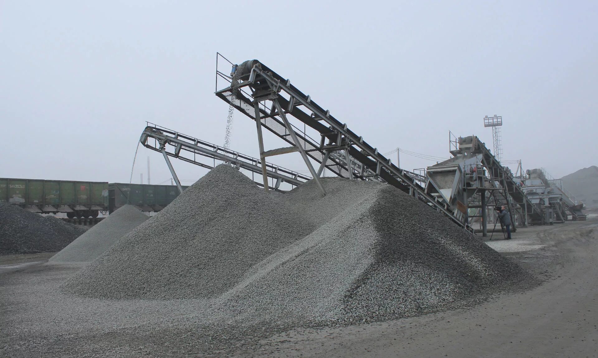 дробление щебня. измельчитель бетона. дробление щебня. щебень первичного дробления 5*20. дробление щебня.