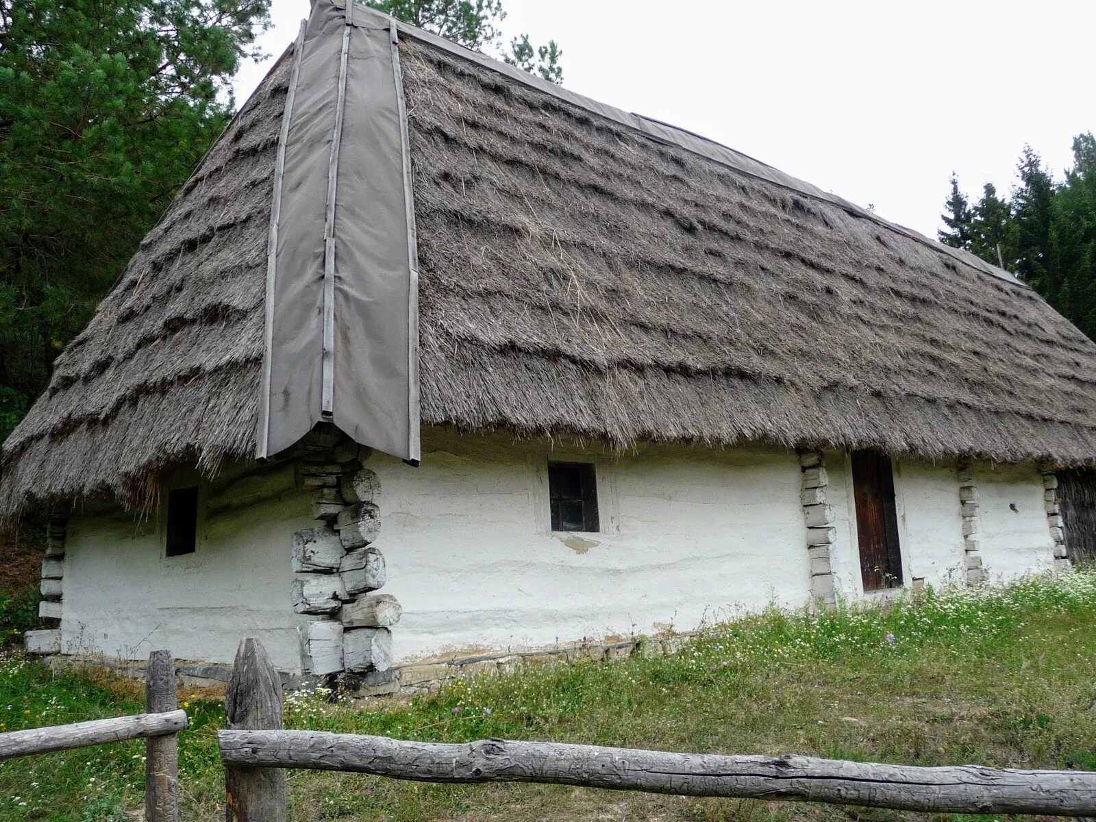 Центральная хата. Хата Мазанка Украина 17 век. Мазанки Воронежская Губерния. Украинская хата Мазанка 17 века. Мазанки в Закарпатье.