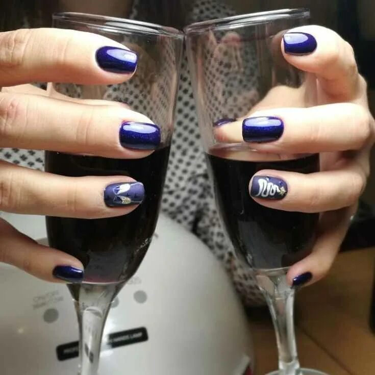 Маникюр в винных тонах. Острые ногти винного цвета с бокалом вина. Dark red nails. Маникюр с вином. Ногти с вином.