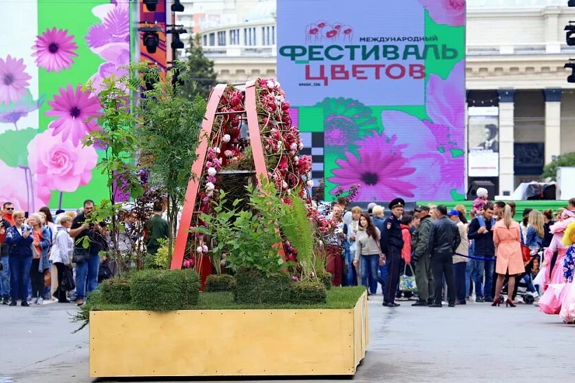 Цветы растущие на улице. Цветы на ленина новосибирск. Человек цветок. Цветочный фестиваль казань. Фестиваль цветов в новосибирске.