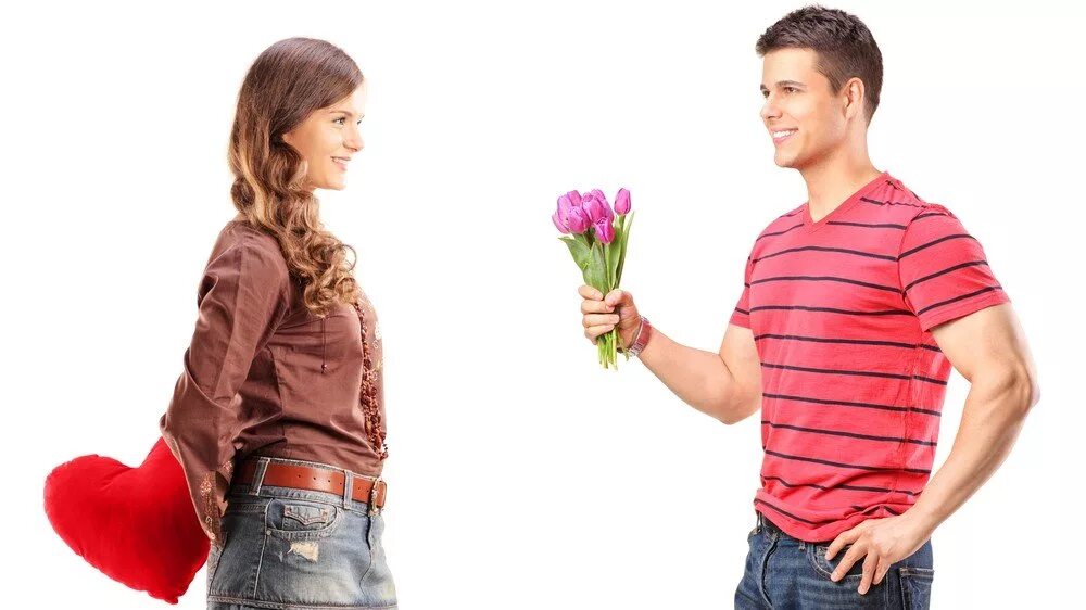 Дарит цветы. Мужчина дарит цветы женщине. Девушке дарят цветы. Парень дарит букет.