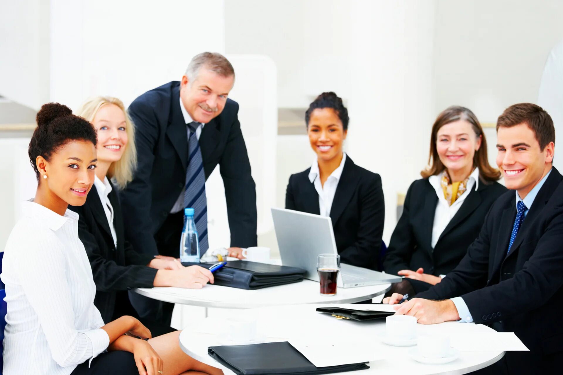 Успешные молодые люди. Работа в небольшой фирме. Корпоративное общение. Счастливые деловые люди. Офис менеджер.