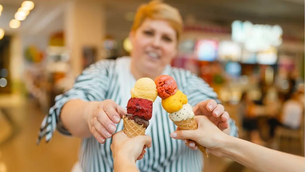 Толстое мороженое. Жирный с мороженым. Толстый мороженщик. Толстая женщина и мороженое. Толстая с мороженым.