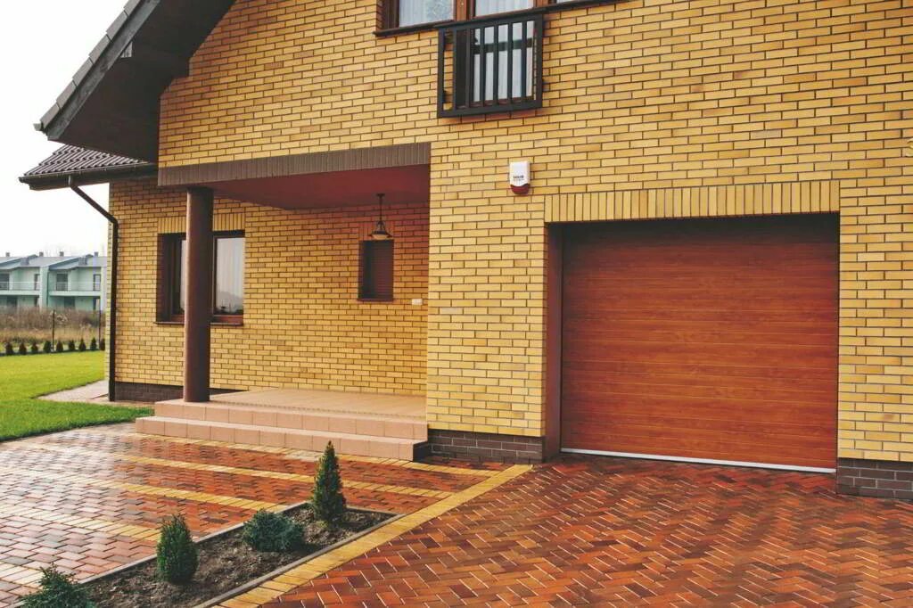 Цоколь гараж. Цоколь гараж. Подвал под гаражом. Домик с гаражом. Подземный гараж на участке.