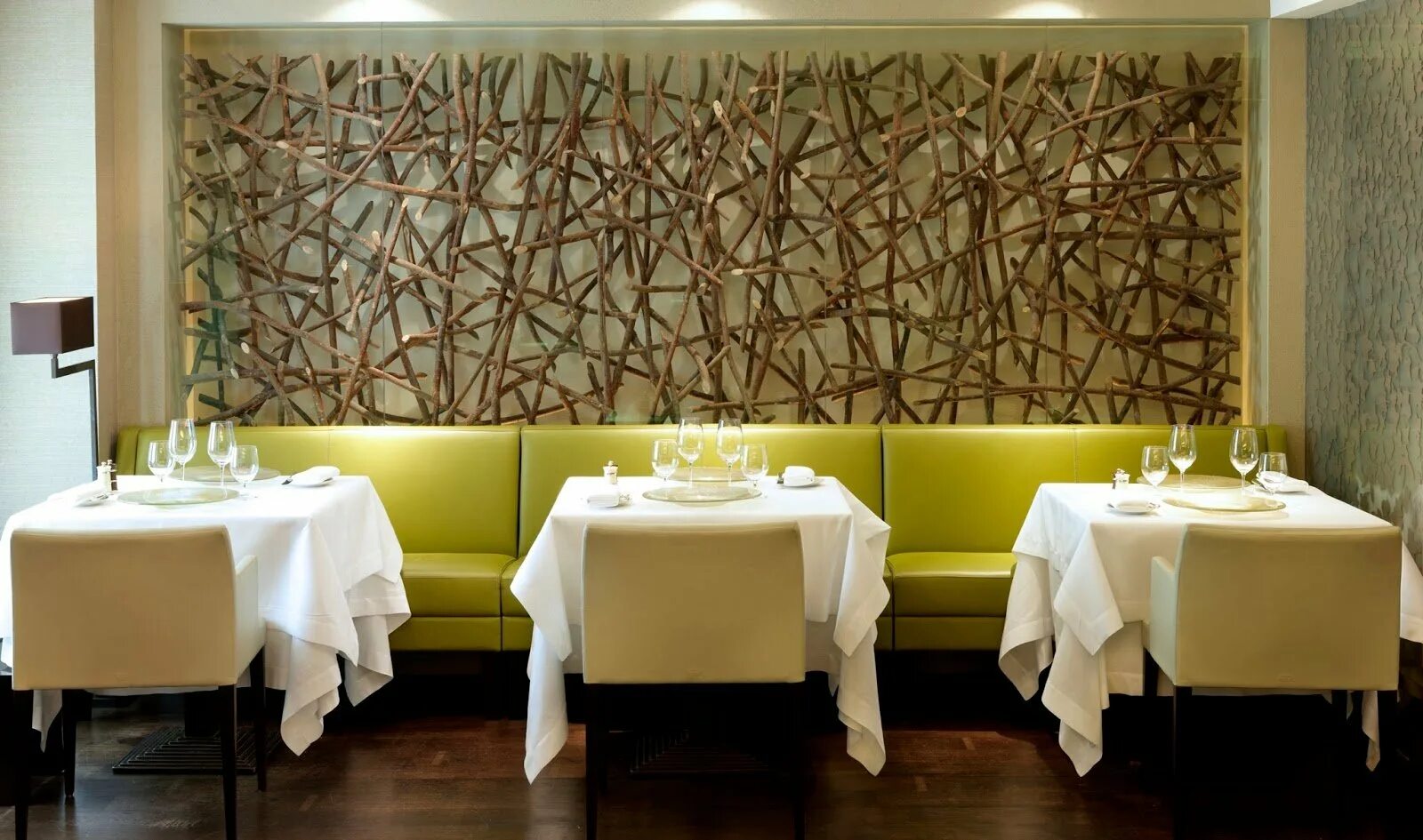 Декор ресторана. Декор стен в кафе и ресторанах. Отделка стен в кафе. Декор в интерьере ресторана.