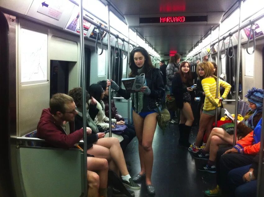 Лапает девушек в метро. No Pants Subway Ride Москва. Девушки в метро. Девушка разделась в метро. Девушки в метро летом.