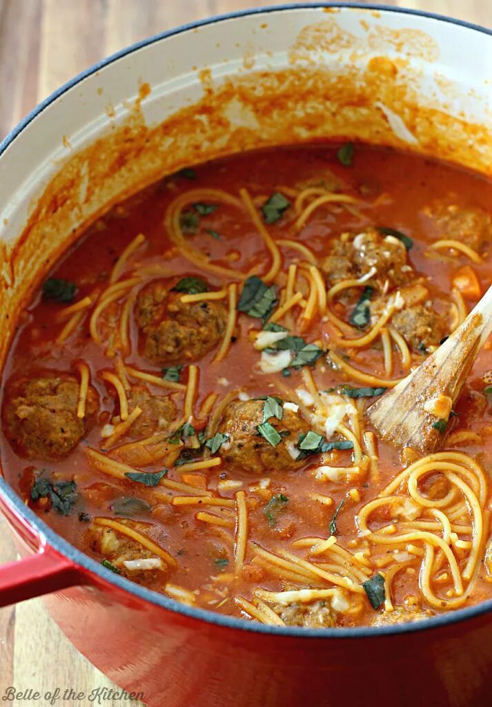 Суп с спагетти. Суп с макаронами. Суп со спагетти. Суп с фрикадельками и лапшой. Суп с фрикадельками и макаронами.