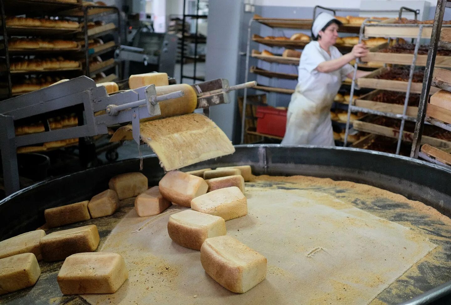 Производство хлебопекарной муки. Хлеб в печи. Хлебопекарное производство. Выпечка хлеба на заводе. Хлебопекарный цех.