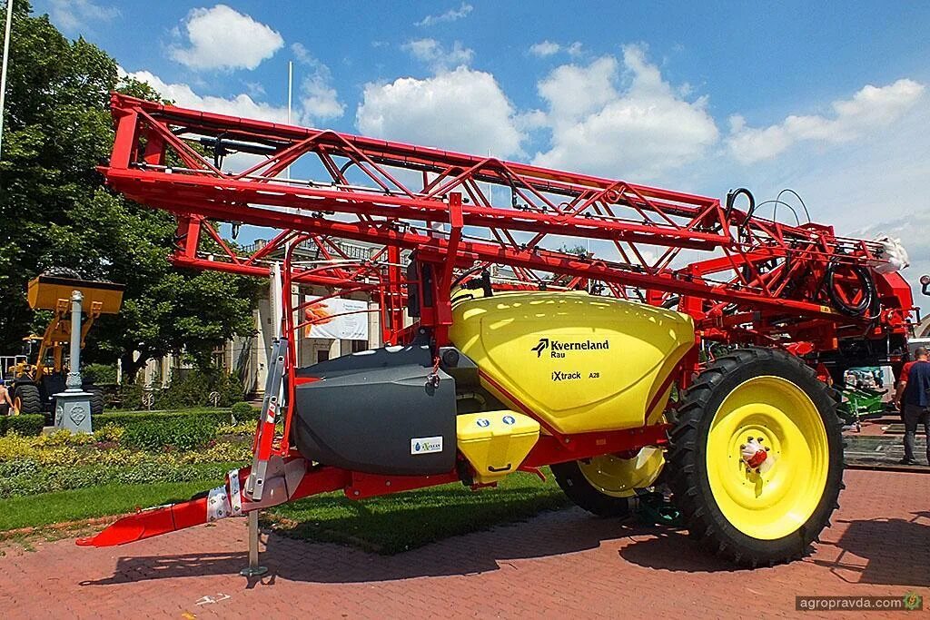 Самый лучший опрыскиватель. Опрыскиватель kverneland ixtrack a28. опрыскиватель квернеланд а-28. опрыскиватель kverneland explorer a28. опрыскиватель kverneland a28 насос.